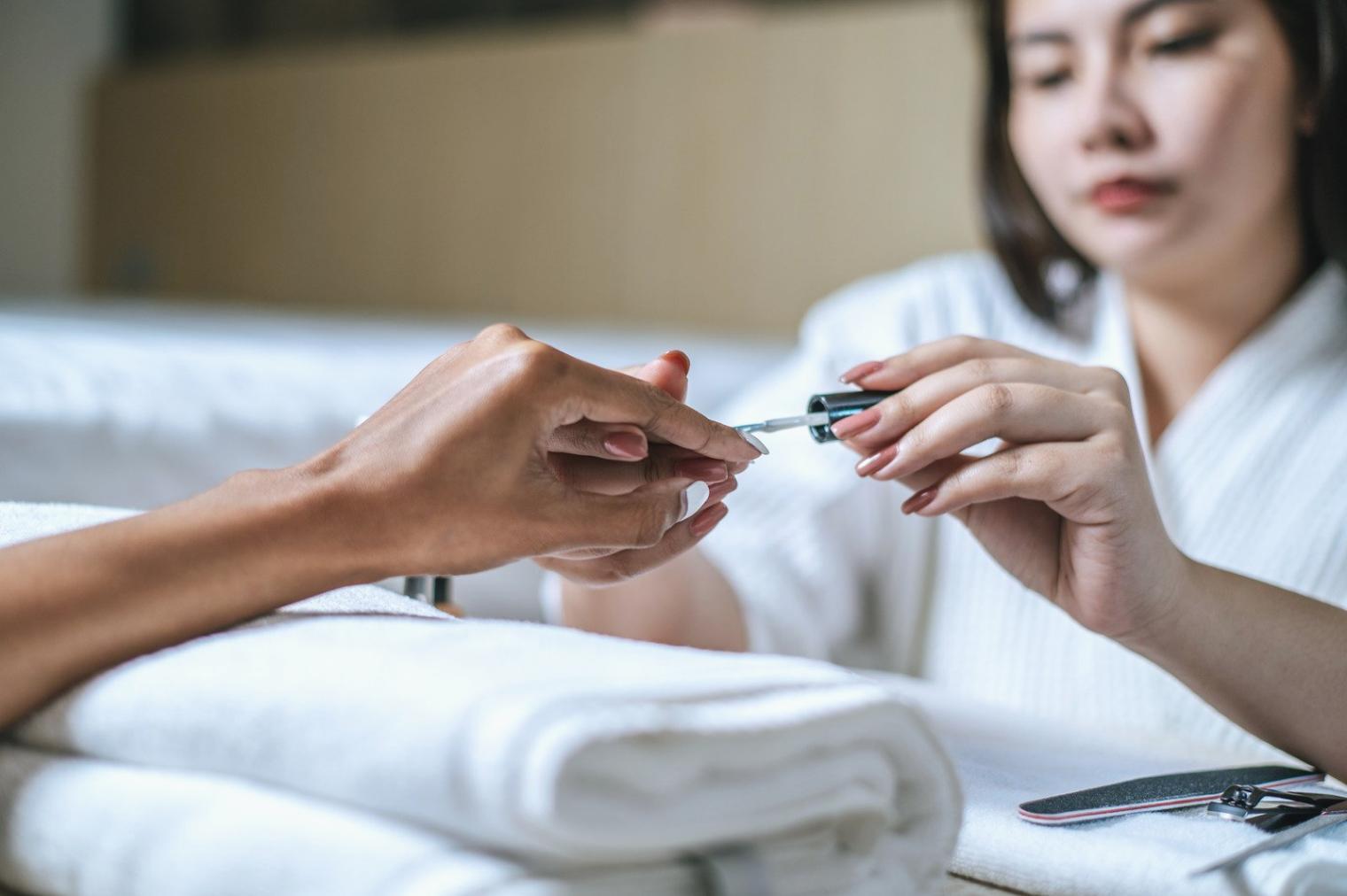 Interno del centro formativo delorinaxo con postazioni per nail art e attrezzature professionali